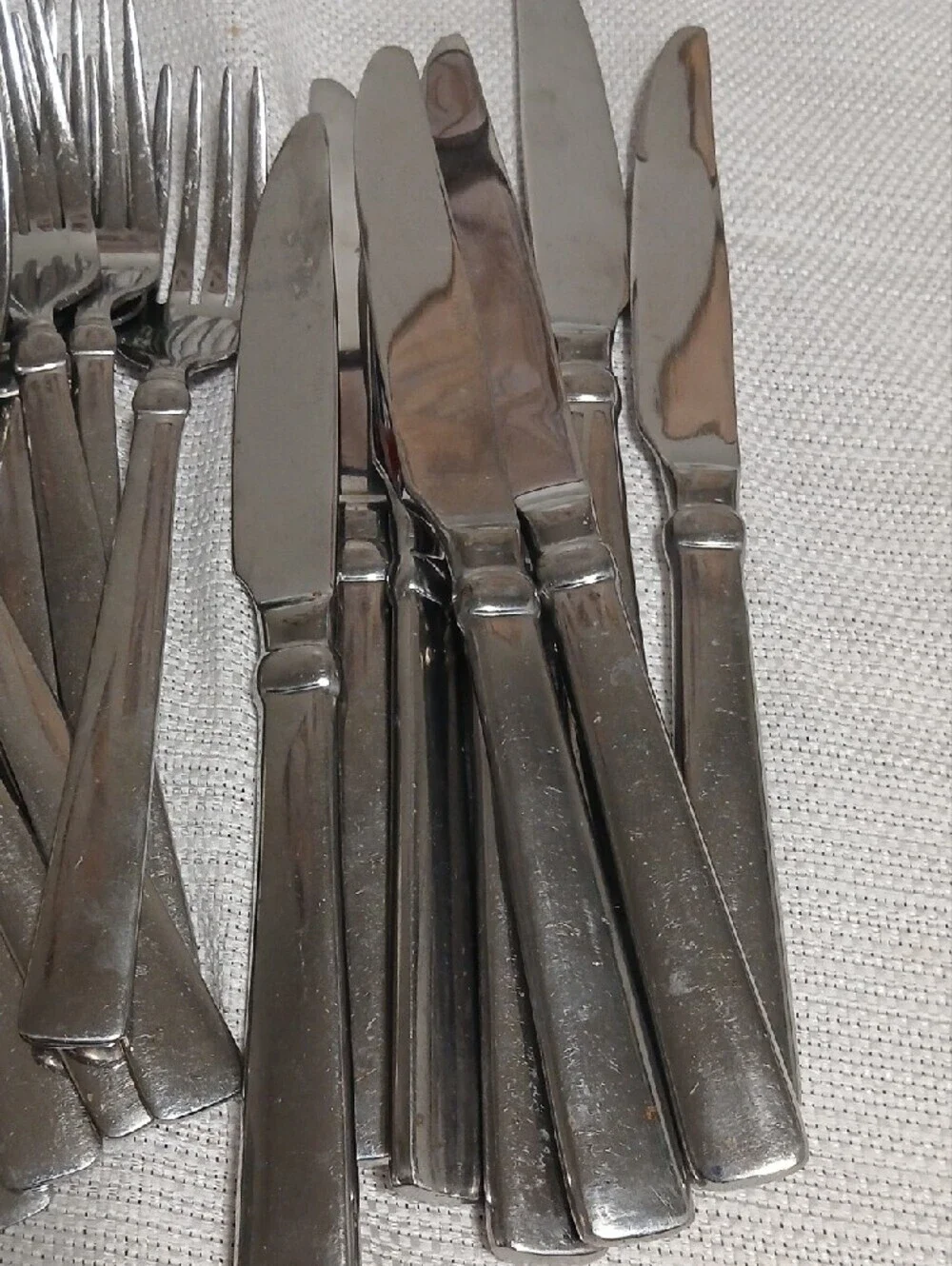 44 Pieces Oneida 18/0 Silver Stainless Steel Flatware Set